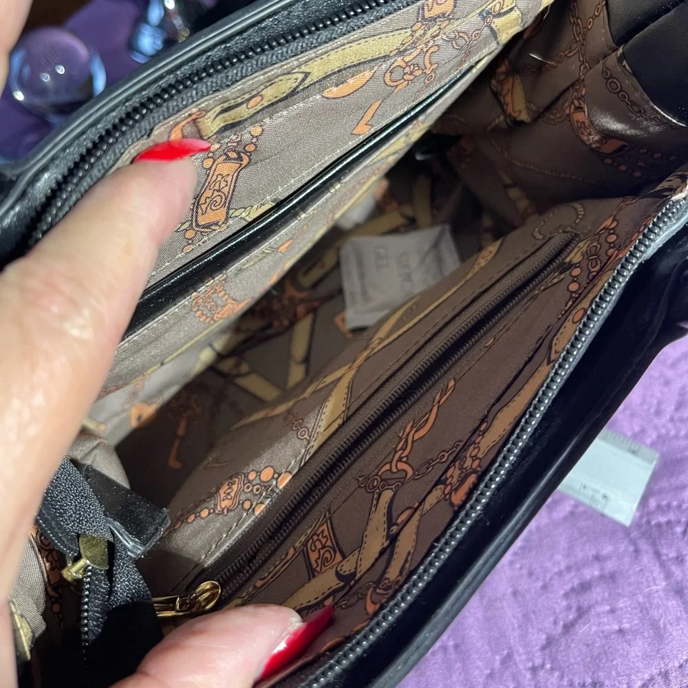 NWOT Handbag black with flower print - Picture 7 of 9